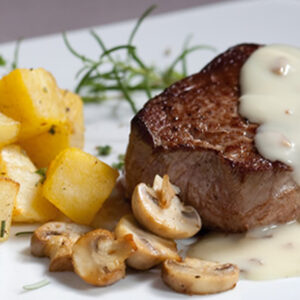 Carne con Salsa de Champignon y Papas al Horno