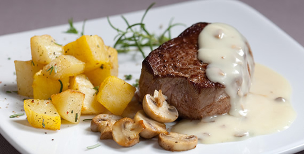 Carne con Salsa de Champignon y Papas al Horno