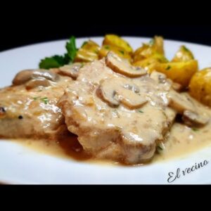 Filet de Pollo con Salsa de Champignon y Papas al Horno